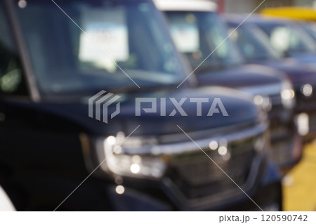 中古車イメージ　販売店に並ぶ軽自動車　ぼかし加工 120590742