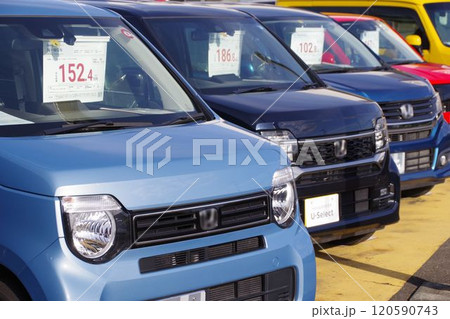 中古車イメージ　販売店に並ぶ車　ホンダの軽自動車 120590743