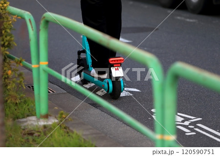 車道を走る電動キックボード　イメージ 120590751