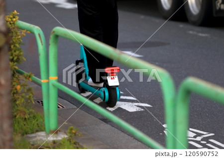 車道を走る電動キックボード イメージ 車道を走る電動キックボード イメージ 120590752