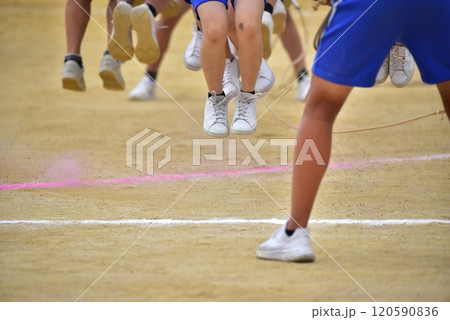 運動会、大縄跳び、足元 120590836