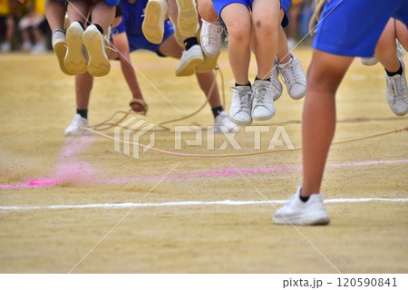運動会、大縄跳び、足元 運動会、大縄跳び、足元 120590841