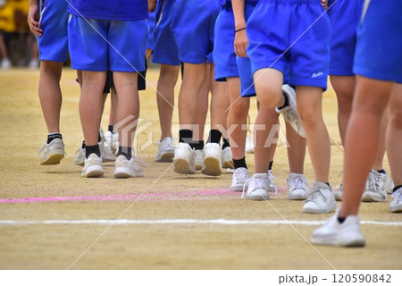 運動会、大縄跳び、足元 120590842