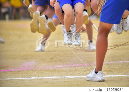運動会、大縄跳び、足元 120590844