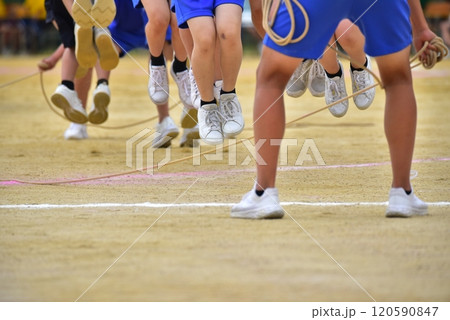 運動会、大縄跳び、足元 運動会、大縄跳び、足元 120590847