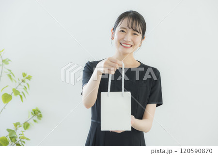 黒いワンピースのユニフォームの女性 黒いワンピースのユニフォームの女性 120590870