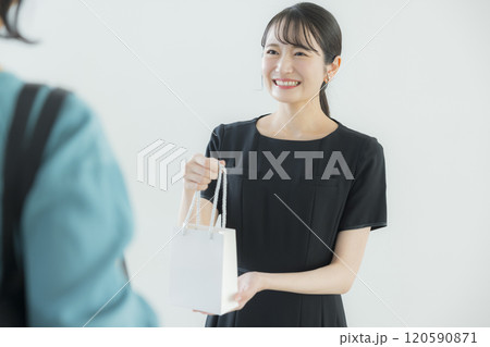 黒いワンピースのユニフォームの女性 120590871