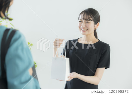 黒いワンピースのユニフォームの女性 黒いワンピースのユニフォームの女性 120590872