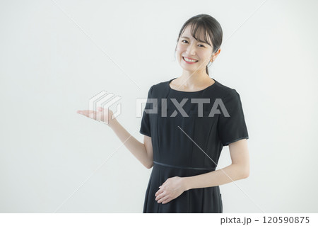 黒いワンピースのユニフォームの女性 黒いワンピースのユニフォームの女性 120590875