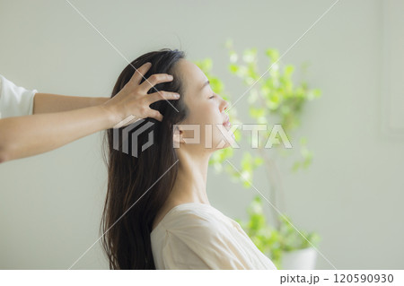 若い女性のヘッドスパイメージ 120590930