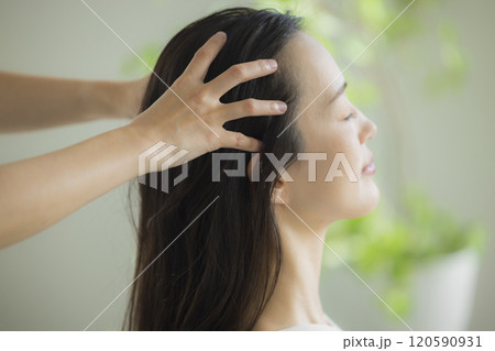 若い女性のヘッドスパイメージ 120590931