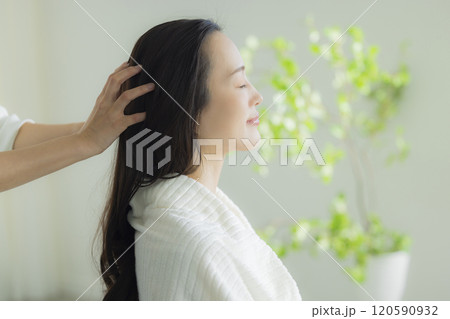 若い女性のヘッドスパイメージ 120590932