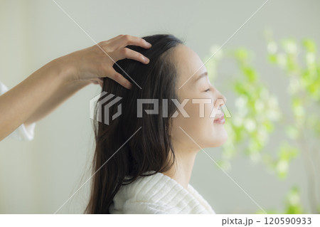若い女性のヘッドスパイメージ 120590933