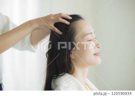 若い女性のヘッドスパイメージ 120590934