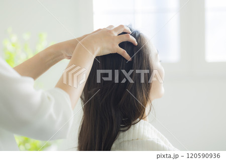 若い女性のヘッドスパイメージ 若い女性のヘッドスパイメージ 120590936