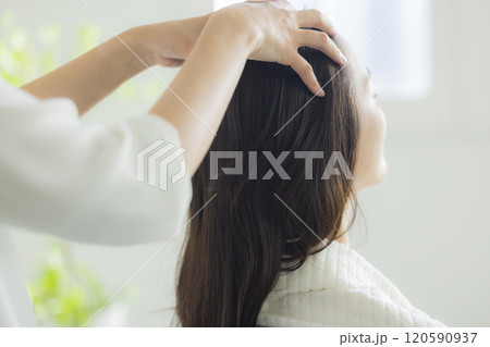 若い女性のヘッドスパイメージ 若い女性のヘッドスパイメージ 120590937