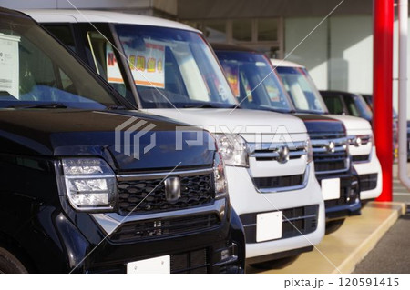 中古車イメージ　販売店に並ぶ車　ホンダの軽自動車 120591415