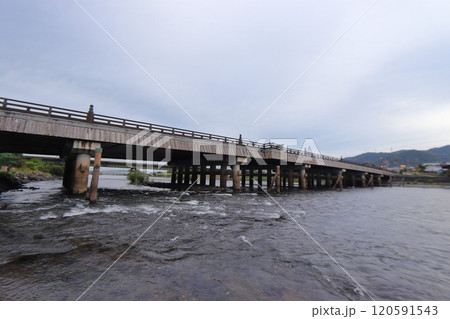 夢浮橋広場下の河原から眺める宇治橋（京都府宇治市） 120591543