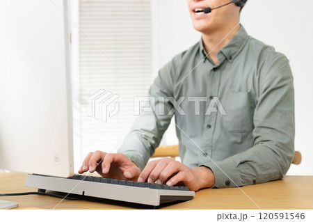 モニターを見て話す男性 120591546