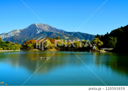 色づき始めた三島池と伊吹山 色づき始めた三島池と伊吹山 120591659