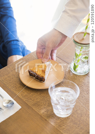 ケーキを提供する店員手元 ケーキを提供する店員手元 120591890