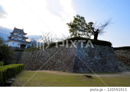 早朝の宇和島城 天守閣と石垣 120591913