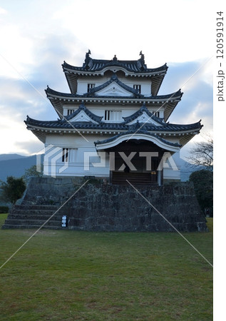 早朝の宇和島城 天守閣 120591914