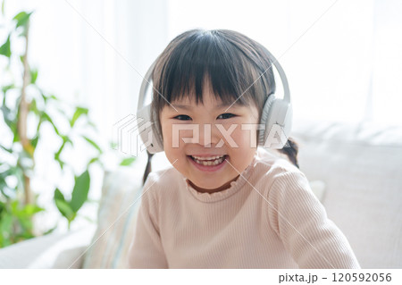 ヘッドフォンで音楽を聴く子供 ヘッドフォンで音楽を聴く子供 120592056