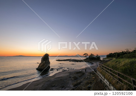 神奈川県横須賀市の立石公園の夕景 120592100