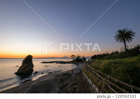 神奈川県横須賀市の立石公園の夕景 120592101
