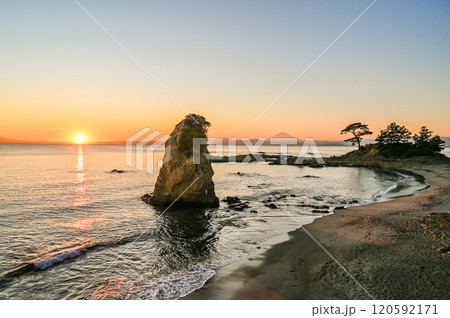 神奈川県横須賀市の立石公園からの夕日 120592171