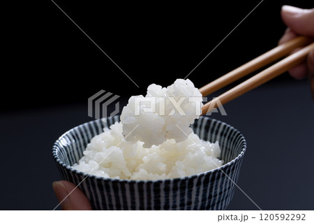 御飯を食べる　茶碗を持つ　手元のアップ 120592292