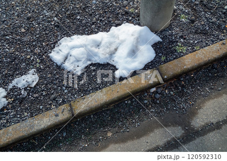 雪かきして積んだ雪の溶け残り 120592310