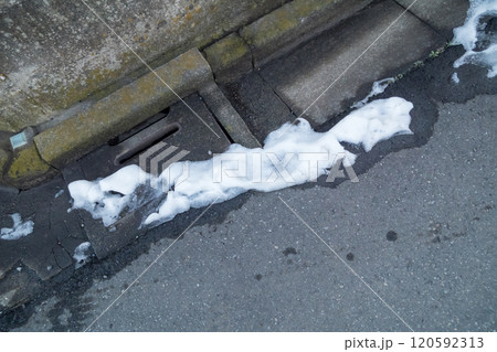 雪かきして積んだ雪の溶け残り 120592313