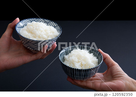 夫婦で御飯を持つ手元のアップ 和食のイメージ 夫婦で御飯を持つ手元のアップ 和食のイメージ 120592350
