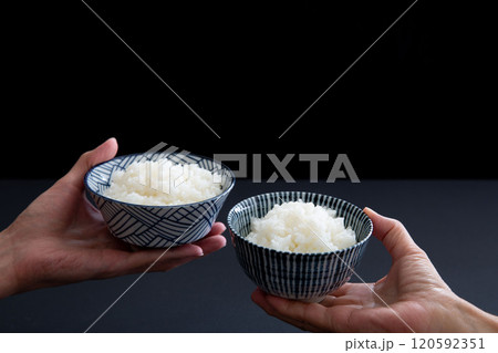 夫婦で御飯を持つ手元のアップ　和食のイメージ 120592351
