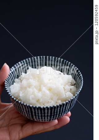 御飯を持つ女性の手元のアップ ごはん 御飯を持つ女性の手元のアップ ごはん 120592459
