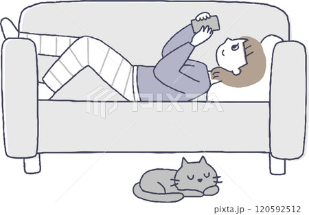 ソファでくつろぐ女性 ソファでくつろぐ女性 120592512