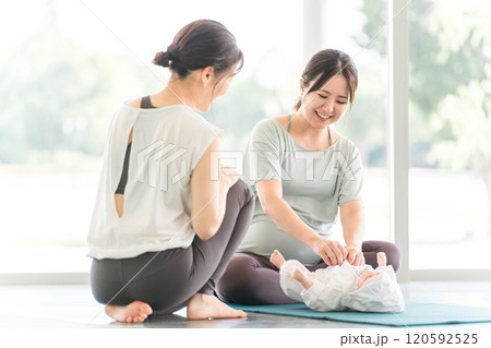 マタニティヨガ・プレママヨガに通う妊婦とインストラクターの女性 マタニティヨガ・プレママヨガに通う妊婦とインストラクターの女性 120592525