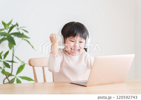 パソコンでオンラインレッスンを授業を受ける子供 120592743