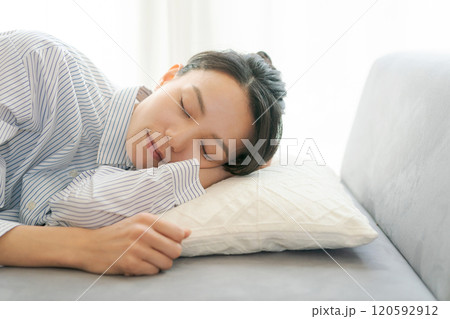 ソファで昼寝をする女性 ソファで昼寝をする女性 120592912