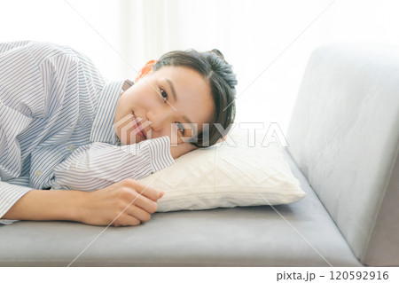 ソファで昼寝をする女性 ソファで昼寝をする女性 120592916