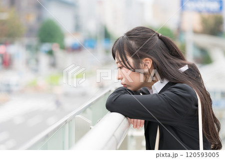 都会の真ん中で落ち込むビジネスウーマン 120593005