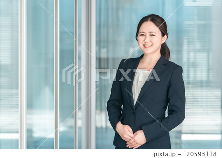 ビル・きれいなオフィスで働くビジネスウーマン 120593118