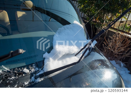 車のフロントガラスに溶け残った雪 120593144