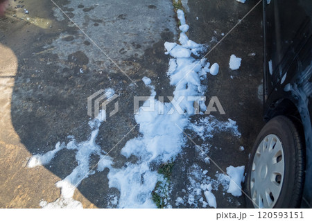 庭の駐車場の溶け残った雪 庭の駐車場の溶け残った雪 120593151