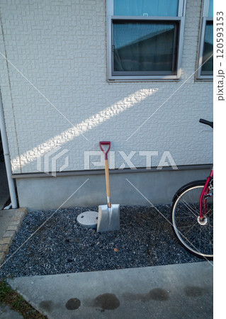 庭に置かれた雪かきスコップ 120593153