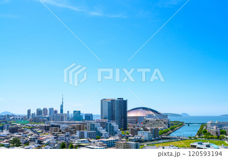 唐人町・大濠公園方面から望む早良区百道浜、地行浜、福岡タワー一帯　2024春　朝昼カラー中間 120593194