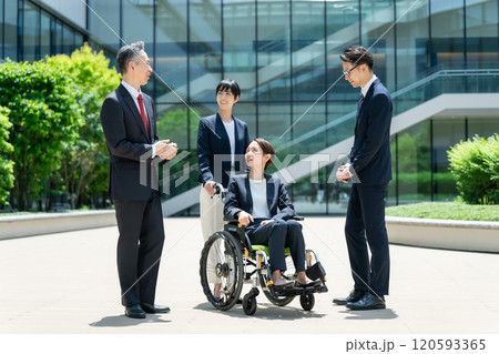 ビジネス　車椅子　チーム 120593365