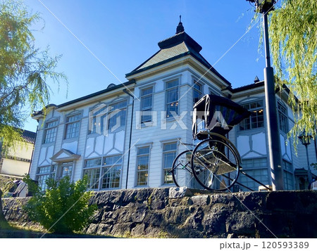 川面から見上げたレトロな洋風建築の建物と人力車 川面から見上げたレトロな洋風建築の建物と人力車 120593389